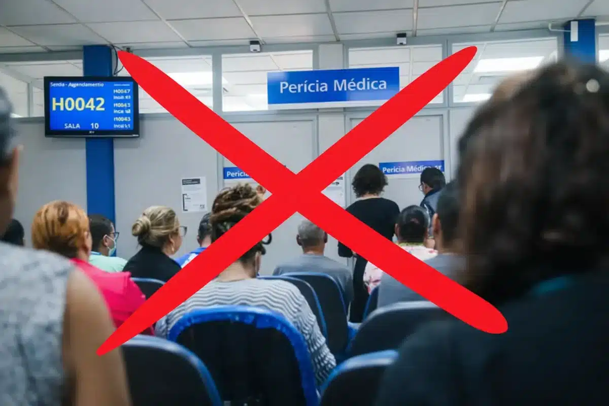 Sala de espera da Perícia Médica Federal, com pessoas sentadas e um X vermelho sobre a imagem, indicando a substituição do exame presencial pelo Novo Atestmed.