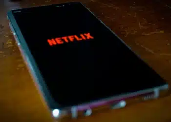 Aplicativo Netflix aberto na tela de um smartphone, ilustrando o fim do suporte em alguns modelos antigos de celulares.