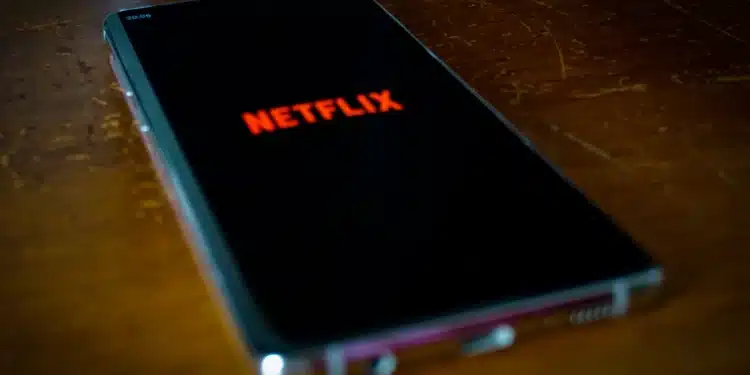 Aplicativo Netflix aberto na tela de um smartphone, ilustrando o fim do suporte em alguns modelos antigos de celulares.
