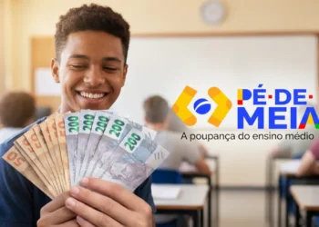 Estudante segurando notas de dinheiro em sala de aula representando pagamento de R$ 1.000 do programa Pé-de-Meia para alunos do ensino médio