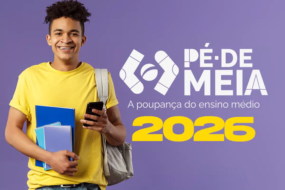 Estudante jovem sorrindo, segurando cadernos e um celular, ao lado da marca do programa Pé-de-Meia 2026 em fundo roxo.