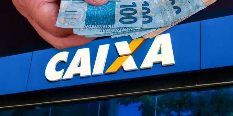Pessoa segurando cédulas de R$ 100 na frente de uma agência da Caixa Econômica Federal, com destaque para pagamento de R$ 1.000.