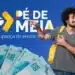 Estudante com mochila apontando para o logo do programa Pé-de-Meia com notas de cem reais simbolizando o pagamento do incentivo estudantil de março.