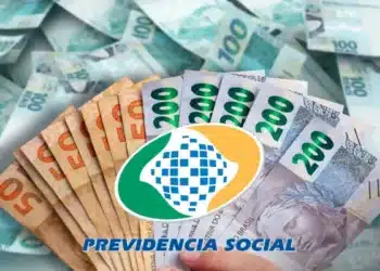 Notas de real brasileiras espalhadas com destaque para valores do INSS e símbolo da Previdência Social sobre benefícios pagos de R$ 10.594,44