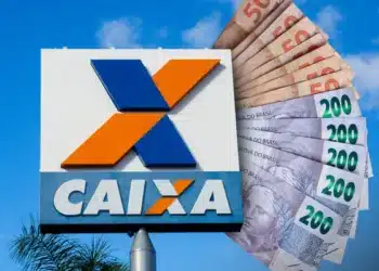 Placa da Caixa Econômica Federal ao lado de várias notas de R$ 50 e R$ 200 em leque