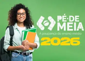 Estudante sorridente com mochila e cadernos à frente do logotipo do programa Pé-de-Meia 2026 sobre fundo verde.