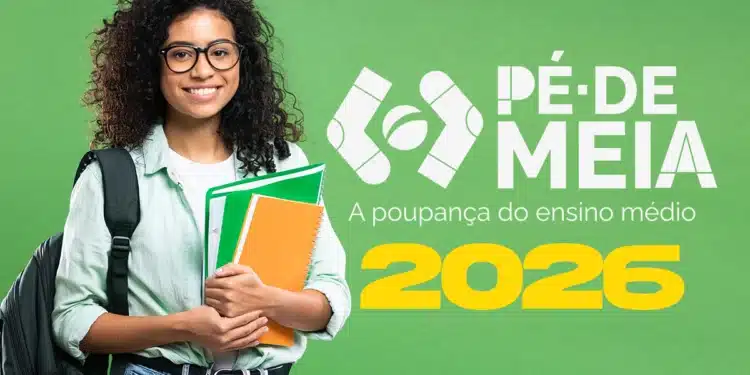 Estudante sorridente com mochila e cadernos à frente do logotipo do programa Pé-de-Meia 2026 sobre fundo verde.