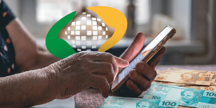Mãos de idoso usando celular ao lado de notas de real e logomarca do INSS