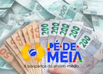 Estudante segurando cédulas de real, ilustrando pagamento de até R$ 1.200 pelo Programa Pé-de-Meia