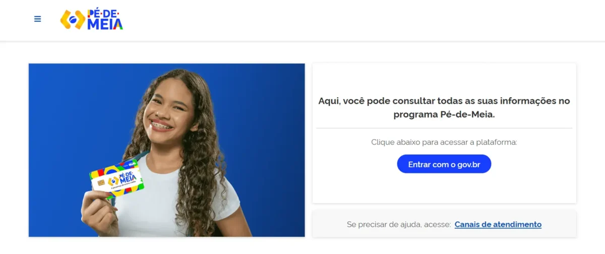 Jovem sorridente segurando um cartão do Pé-de-Meia, representando a consulta ao programa Pé-de-Meia.