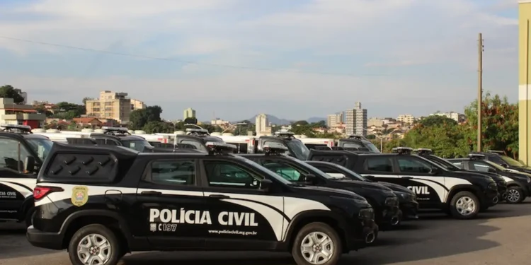 Viaturas caracterizadas da Polícia Civil estacionadas em área urbana relacionada à organização do concurso administrativo da PC MG.