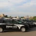 Viaturas caracterizadas da Polícia Civil estacionadas em área urbana relacionada à organização do concurso administrativo da PC MG.