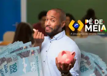 Homem segurando um cofrinho e dinheiro, simbolizando o pagamento de até R$ 2.200 do programa Pé-de-Meia.