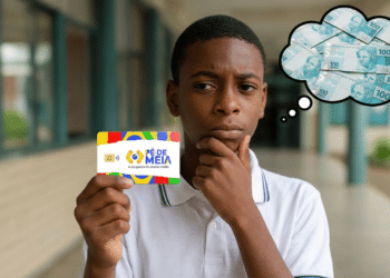 Jovem pensativo segura cartão Pé-de-Meia enquanto imagina cédulas de dinheiro brasileiro