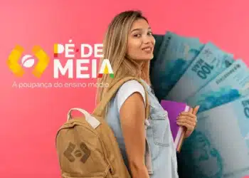 Jovem sorrindo, usando mochila e segurando livros, enquanto ao fundo aparecem cédulas de R$100 e o logo do Pé-de-Meia, ilustrando os valores que serão pagos pelo programa.