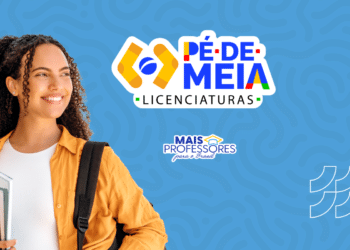 Estudante universitária segurando cadernos e mochila, sorrindo, ao lado do logo Pé de Meia Licenciaturas