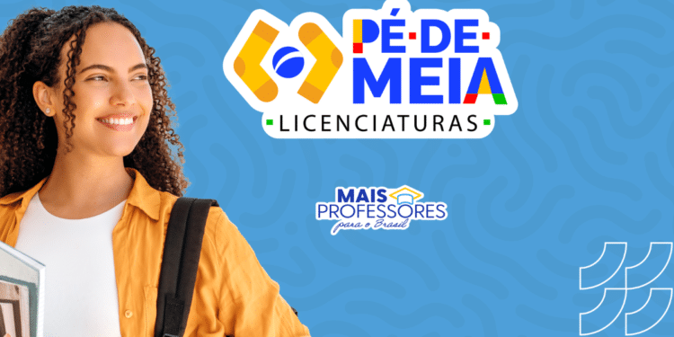 Estudante universitária segurando cadernos e mochila, sorrindo, ao lado do logo Pé de Meia Licenciaturas