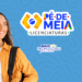 Estudante universitária segurando cadernos e mochila, sorrindo, ao lado do logo Pé de Meia Licenciaturas