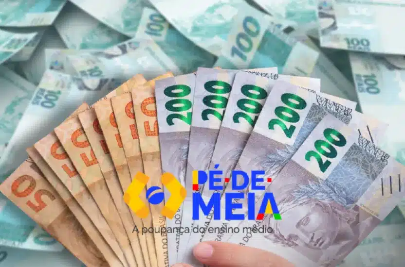Notas de dinheiro, incluindo R$ 200 e R$ 50, com o logo do Pé-de-Meia, representando os pagamentos do programa.