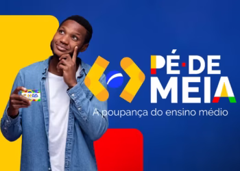 Imagem de um estudante segurando o cartão do programa em uma das mãos, no fundo colorido com a logo do Pé-de-Meia.