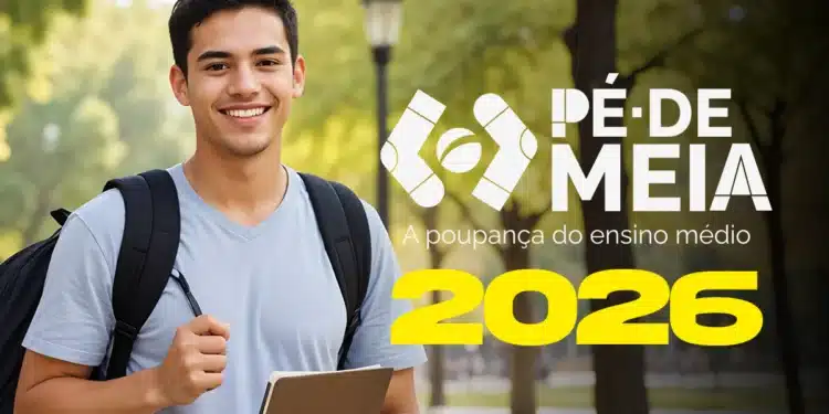 Jovem estudante do sexo masculino com mochila e tablet sorrindo em área arborizada com logotipo do Pé-de-Meia 2026 ao lado