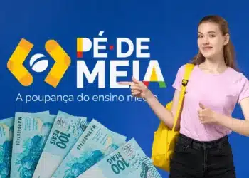 Estudante com mochila ao lado do logo do programa Pé-de-Meia e notas de 100 reais representando o pagamento do incentivo estudantil em março de 2026.