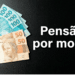 Notas de R$ 100 e R$ 50 junto a laço preto em fundo escuro, com texto "Pensão por morte"