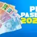 Mão segurando cédulas de 2, 5, 10, 20 e 50 reais ao lado da frase PIS PASEP 2026 em fundo azul