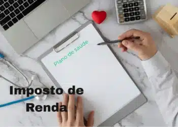 Profissional organizando documentos médicos e financeiros para declarar plano de saúde do MEI no Imposto de Renda 2026