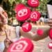 Usuária tirando selfie com celular enquanto elementos gráficos do Instagram ilustram novos recursos premium como stories anônimos.