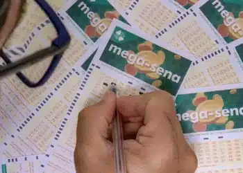Apostador marcando números no volante da Mega-Sena para o sorteio de R$ 105 milhões