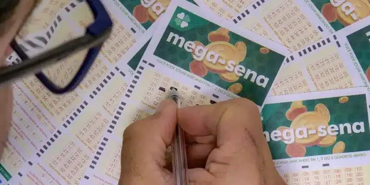 Apostador marcando números no volante da Mega-Sena para o sorteio de R$ 105 milhões