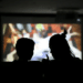 Estudante escreve em folha de prova durante aplicação do Enem em sala de aula