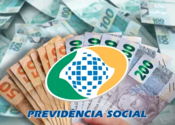 Cédulas de dinheiro representando o pagamento do 13º salário do INSS, com destaque para as cédulas de 50, 100 e 200 reais.