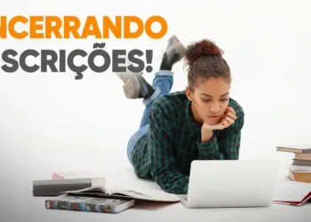 Jovem estudando e usando laptop, destacando encerramento das inscrições do processo seletivo da Prefeitura de Mambaí-GO.