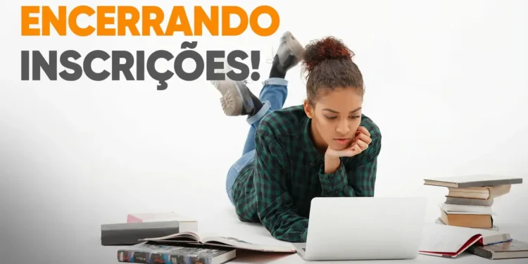 Jovem estudando e usando laptop, destacando encerramento das inscrições do processo seletivo da Prefeitura de Mambaí-GO.