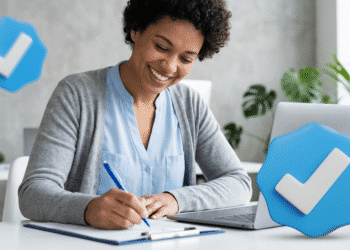 Mulher sorrindo preenche formulário ao lado de notebook e símbolo de verificação