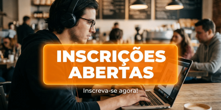 Jovem com fones digitando em notebook em ambiente de café, tela destaca inscrições abertas