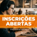 Jovem com fones digitando em notebook em ambiente de café, tela destaca inscrições abertas