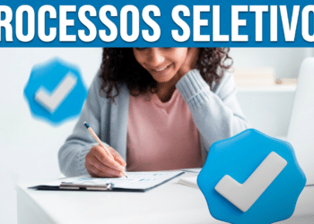 Mulher sorrindo preenche folha de inscrição com caneta em mesa branca