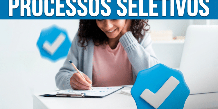 Mulher sorrindo preenche folha de inscrição com caneta em mesa branca