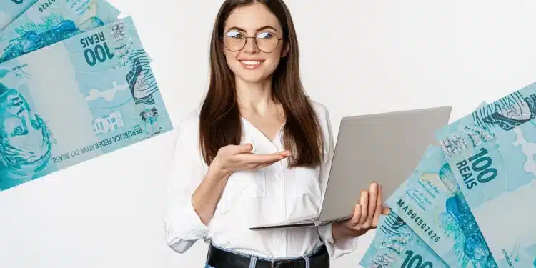 Mulher sorridente usando notebook, rodeada por notas de 100 reais, fundo branco