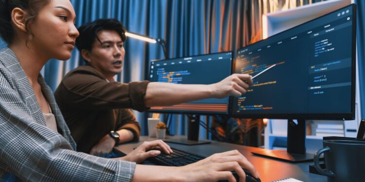 Profissionais analisando dados em computadores enquanto utilizam ferramentas de inteligência artificial para programação, marketing e análise financeira.