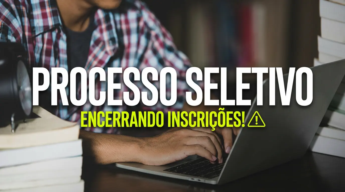 Pessoa digitando em laptop com livros ao lado, indicando encerramento de inscrições do processo seletivo.