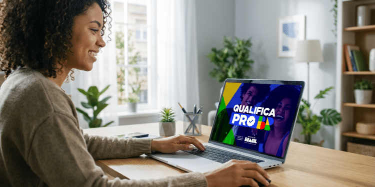 Mulher sorrindo utiliza notebook com tela exibindo plataforma Qualifica Pro