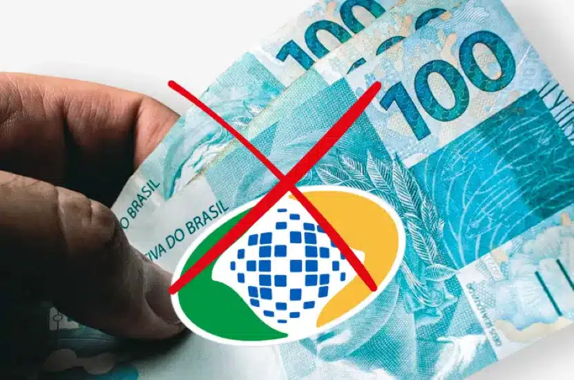 Cédulas de 100 reais com sobreposição do logo do INSS, com um 'X' vermelho, representando a não inclusão de certos beneficiários no pagamento antecipado do 13º salário do INSS.