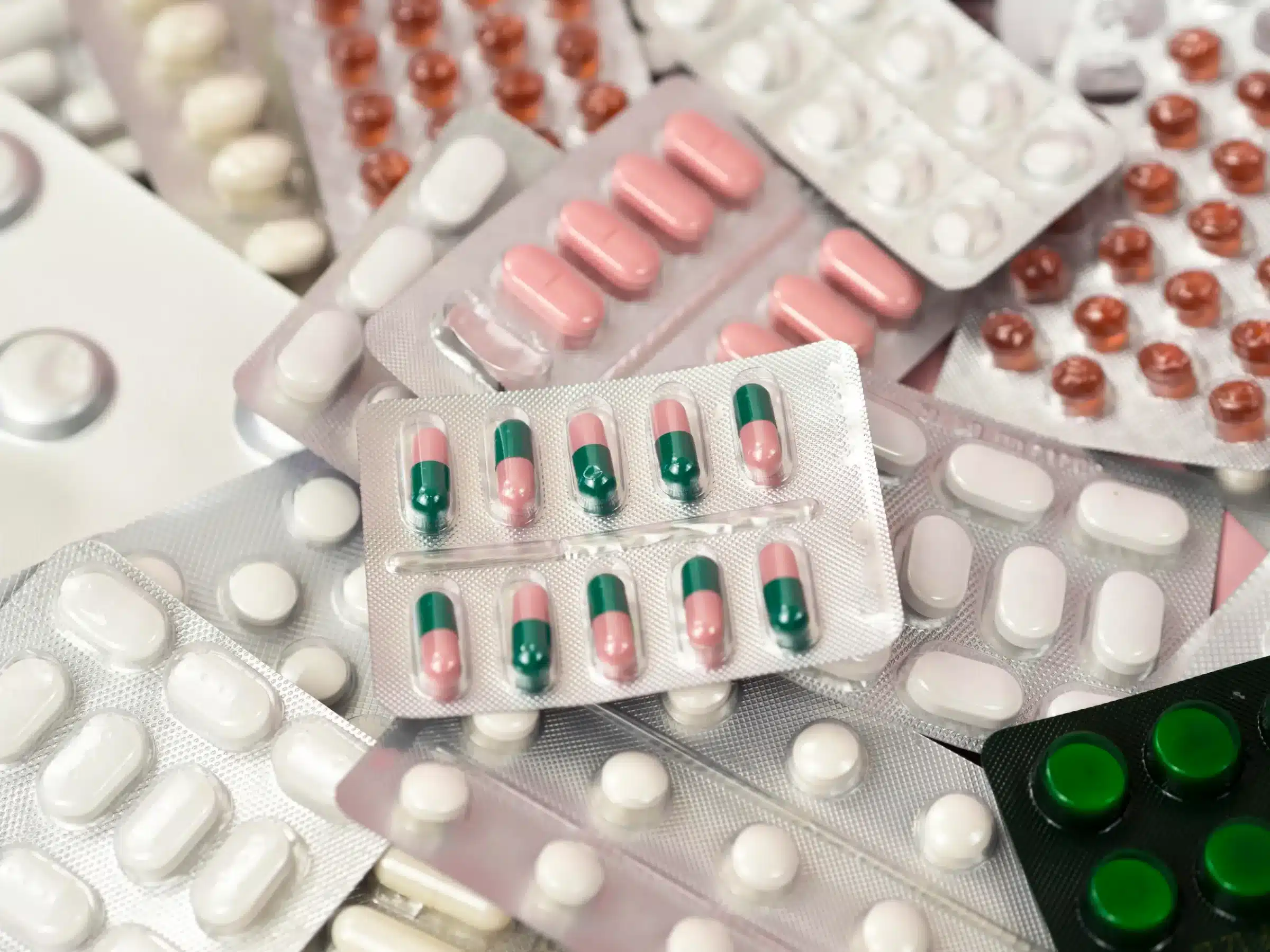 Imagem de diferentes tipos de medicamentos em embalagens, ilustrando a variação nos preços e a possibilidade de reajustes no Brasil.