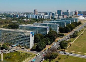 Vista aérea dos ministérios em Brasília com Esplanada dos Ministérios ao fundo — nova lei cria 24 mil cargos e reorganiza carreiras no Executivo 2026