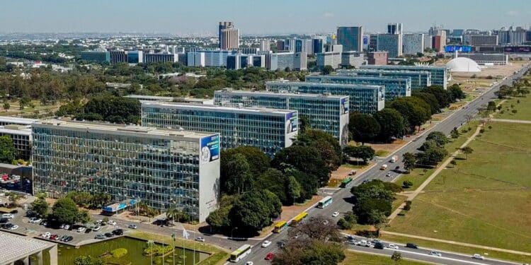 Vista aérea dos ministérios em Brasília com Esplanada dos Ministérios ao fundo — nova lei cria 24 mil cargos e reorganiza carreiras no Executivo 2026