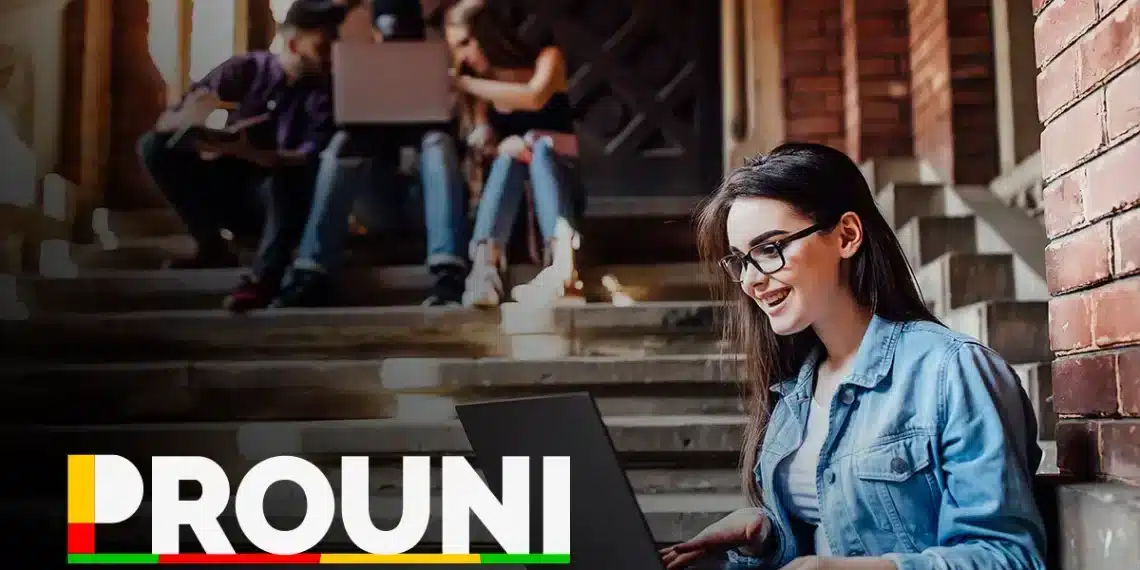 Estudante usando notebook na escada da universidade com logomarca do Prouni — regras e requisitos para conquistar bolsa Prouni 2026